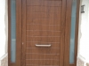Puerta de calle PVC imitación madera panel IP7 con dos fijos laterales y uno superior