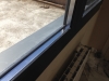 Ventana de PVC gris antracita instalada detalle vidrio grandes dimensiones