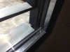 Ventana de PVC gris antracita instalada detalle vidrio