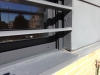 Ventana de PVC gris antracita instalada detalle exterior